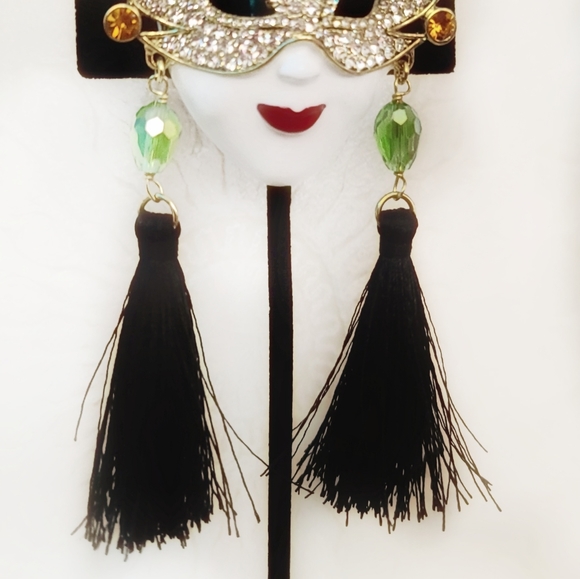 Heidi daus Mask Pin - Picture 5 of 8